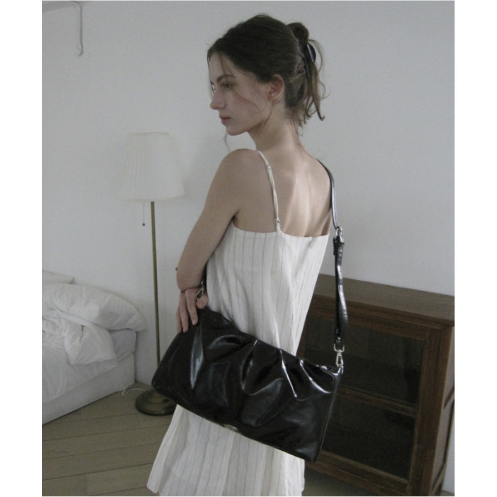 ★dumaro★ Dumpling Medium Crossbody Bag Black