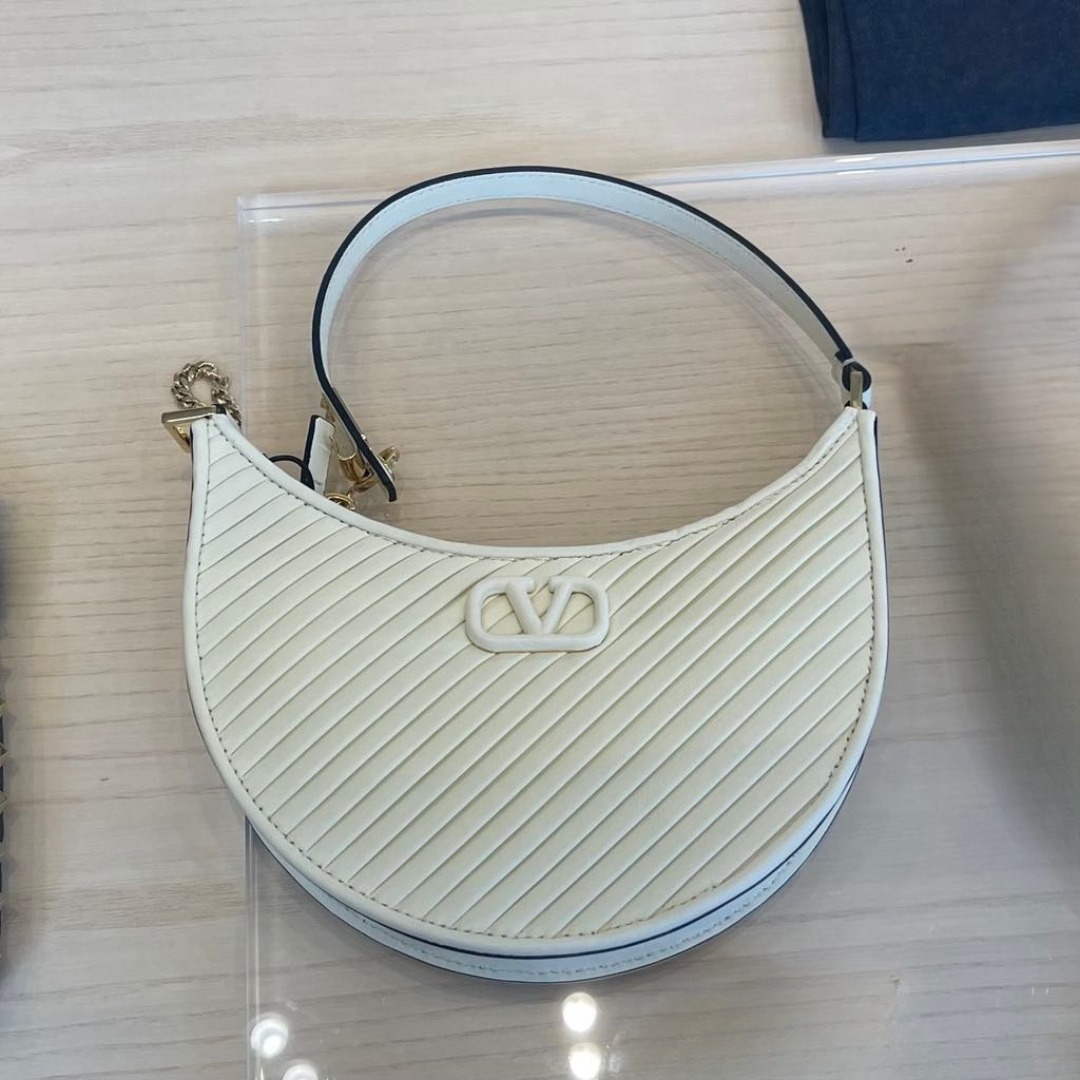 お買い得！！★ Valentino ★  Vロゴ ミニ バッグ
