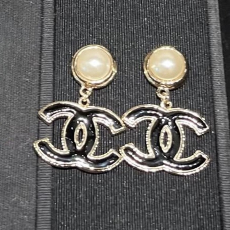 ★ブラックのクールなココマーク★【CHANEL】パールとCCピアス