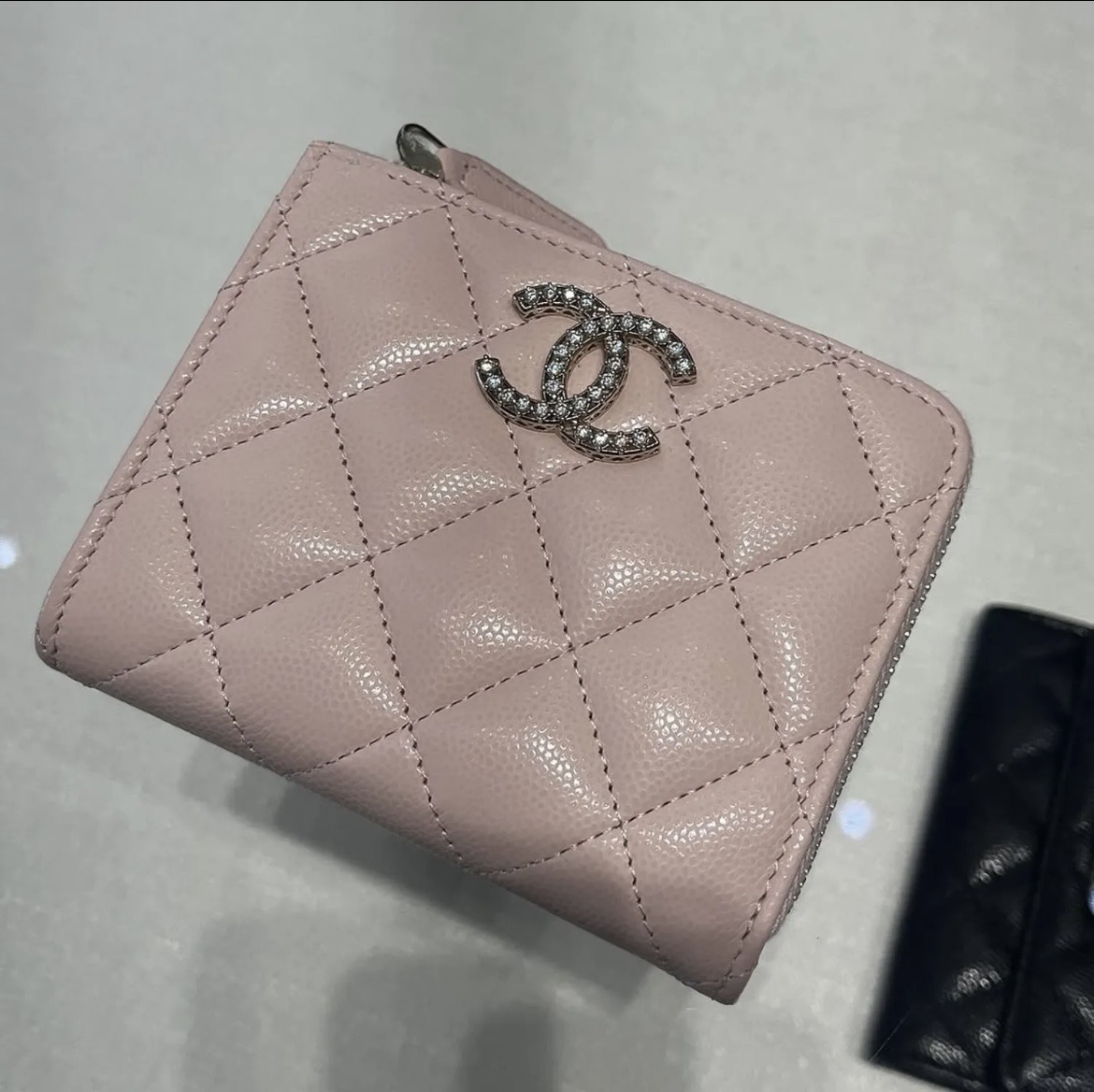 キラキラCCマークがポイント CHANEL スモールウォレットL字