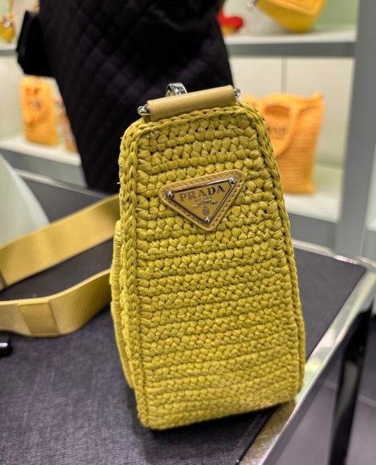 《PRADA》トライアングル クロシェ ショルダーバッグ