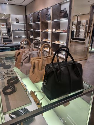 Woman ブラック Bauletto Bag in Leather Medium