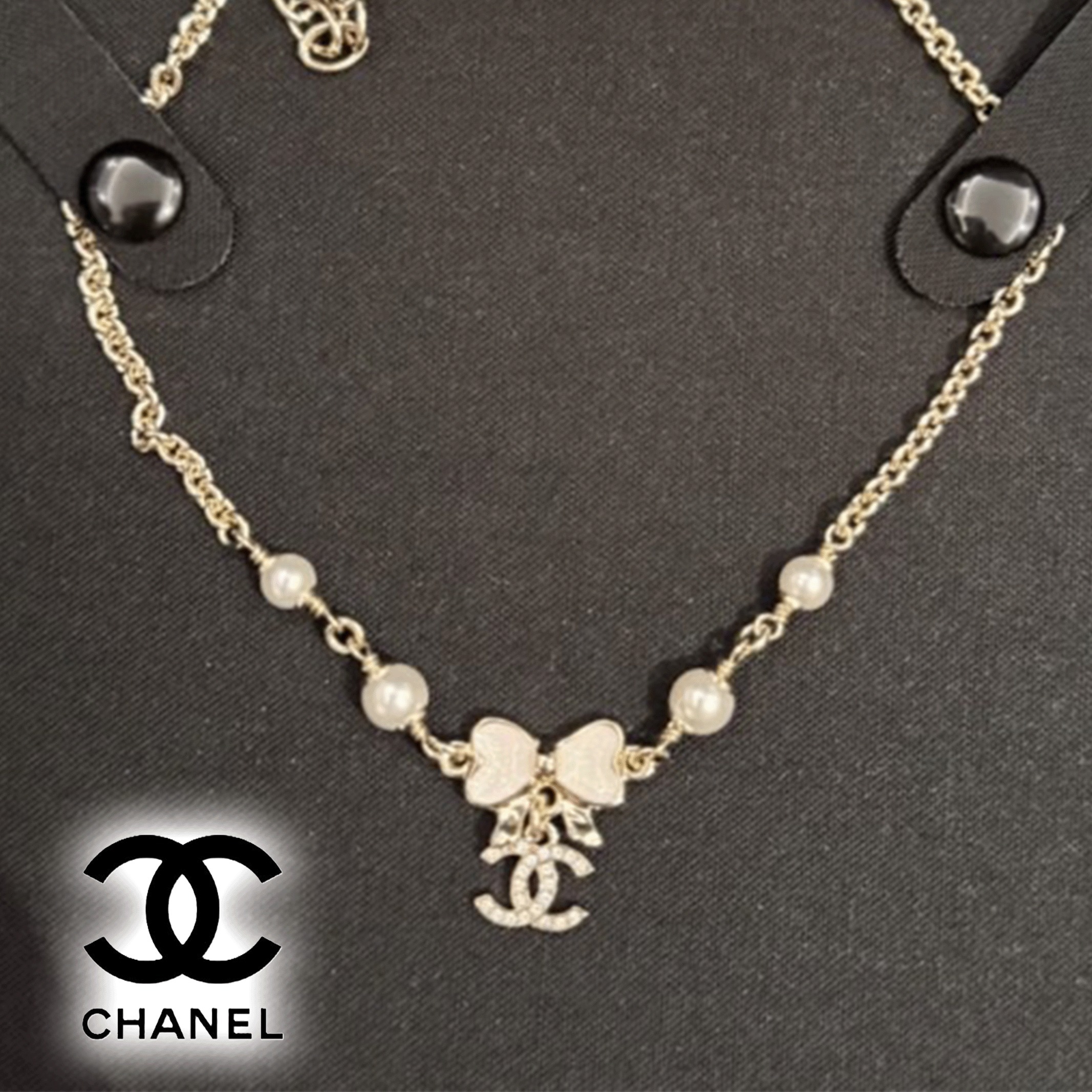 甘さと品格を添えるリボン＆パール【CHANEL】CCロゴ ネックレス