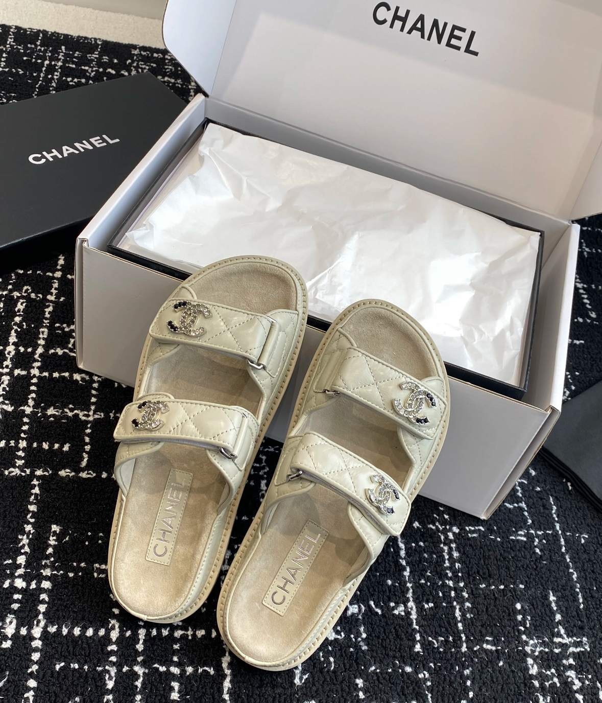 《CHANEL》ビーチにも サンダル ローヒール 25S CCロゴ