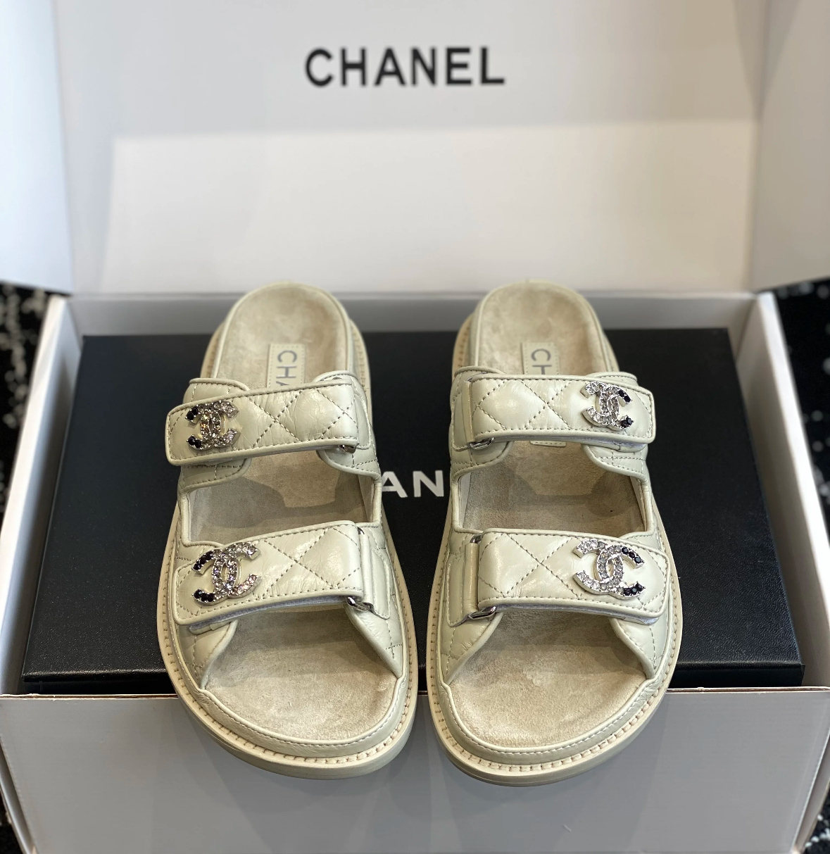 《CHANEL》ビーチにも サンダル ローヒール 25S CCロゴ