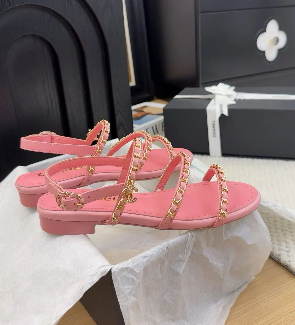 《CHANEL》サンダル 25S ラムスキン ゴールド チェーン
