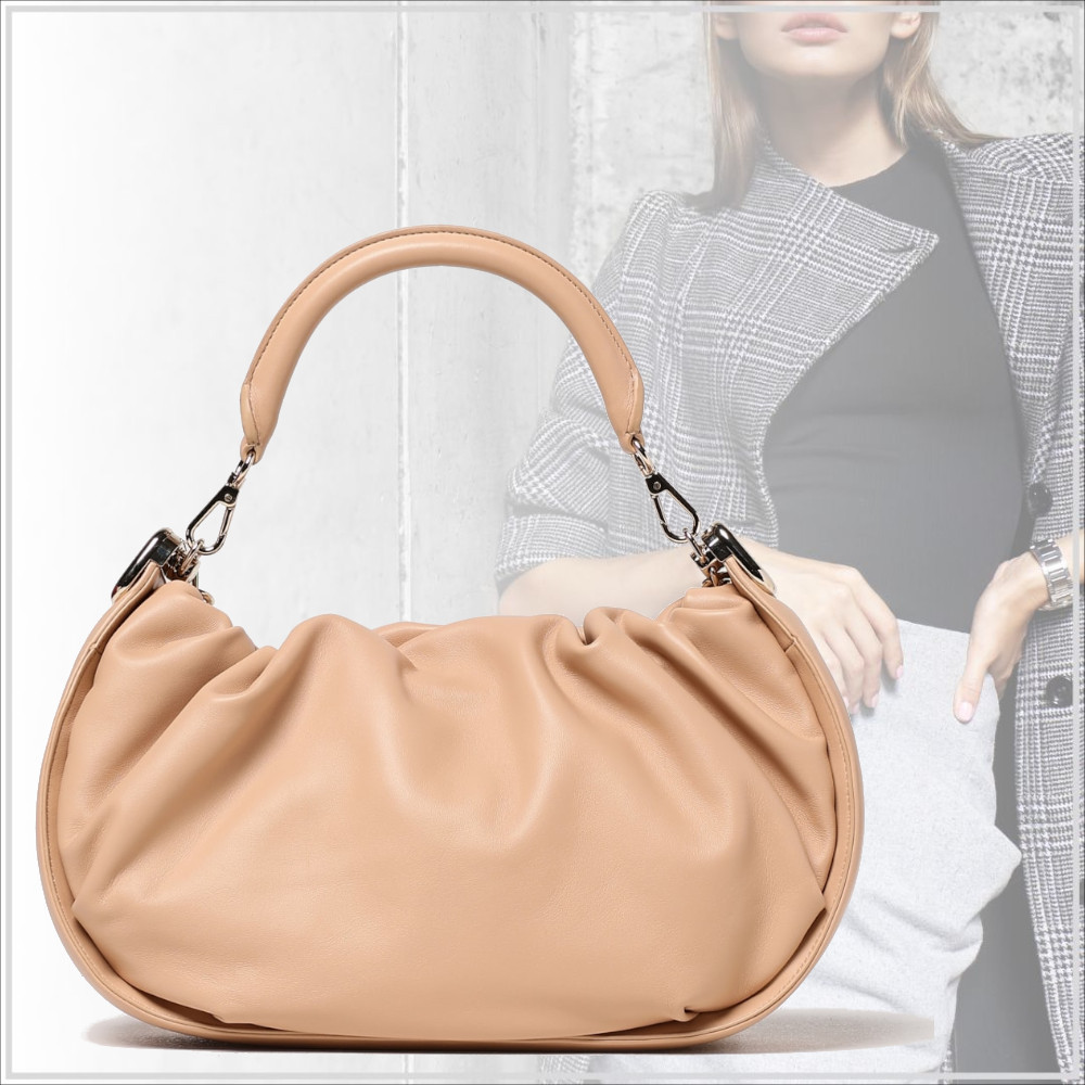 洗練【Roger Vivier】ロイヤル ホーボー レザーミディアムバッグ