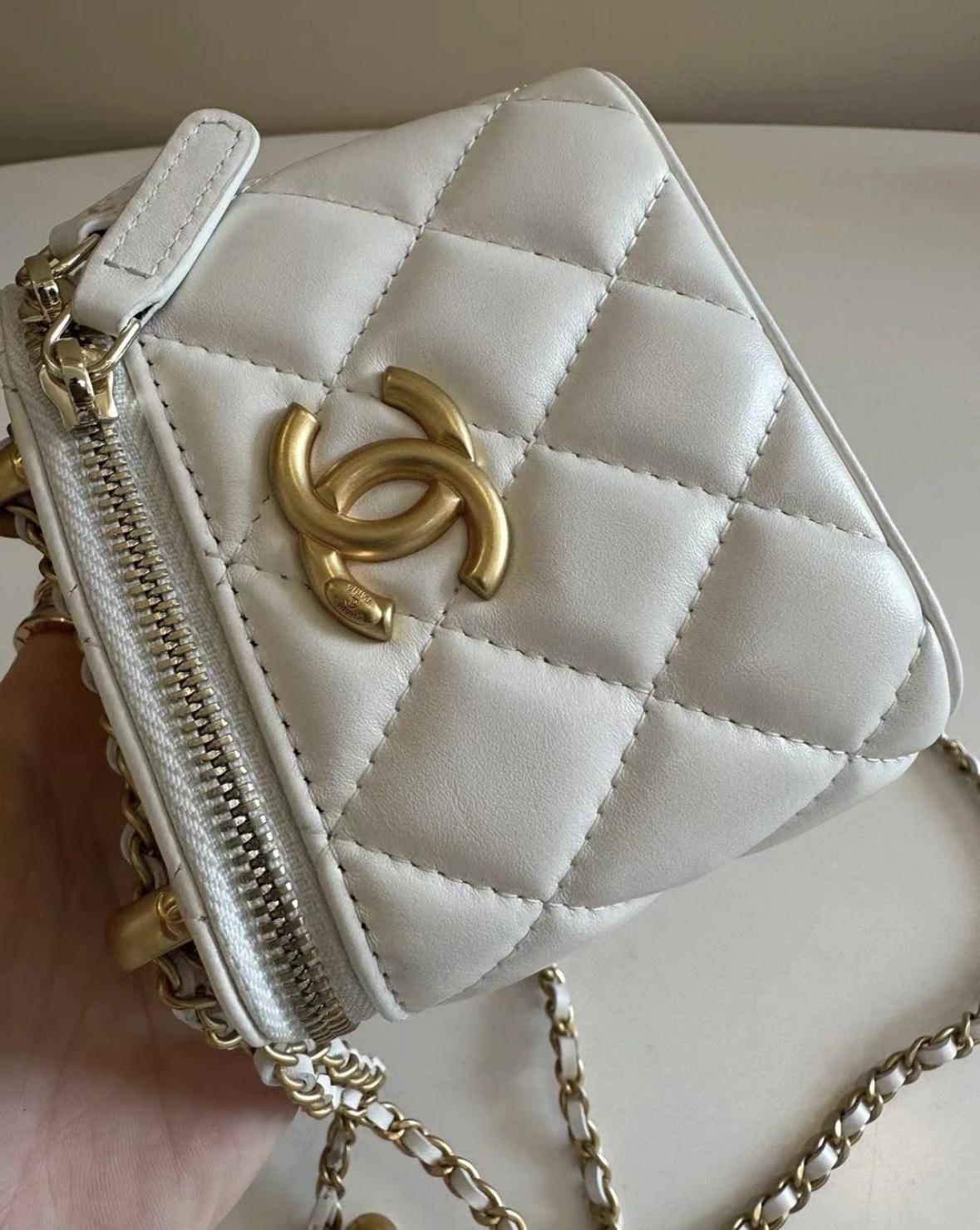 《純白の上品さ溢れる♪》大人気★CHANEL ミニヴァニティケース
