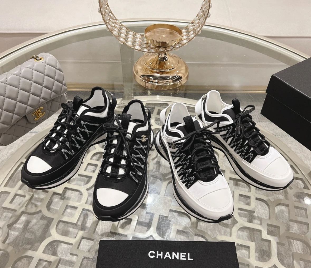 《CHANEL》スポーティ スニーカー CCロゴ ブラック ホワイト