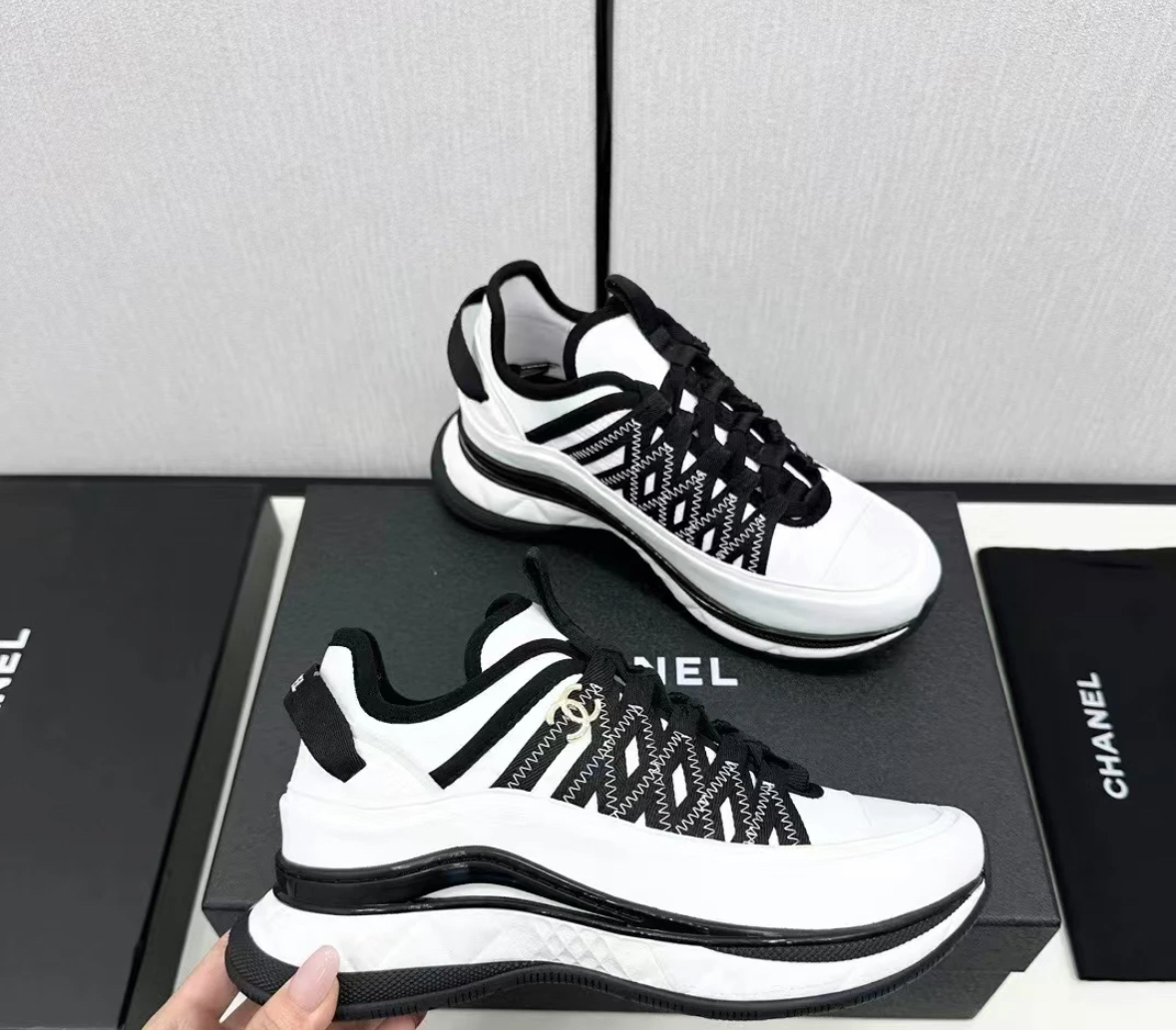 《CHANEL》スポーティ スニーカー CCロゴ ブラック ホワイト
