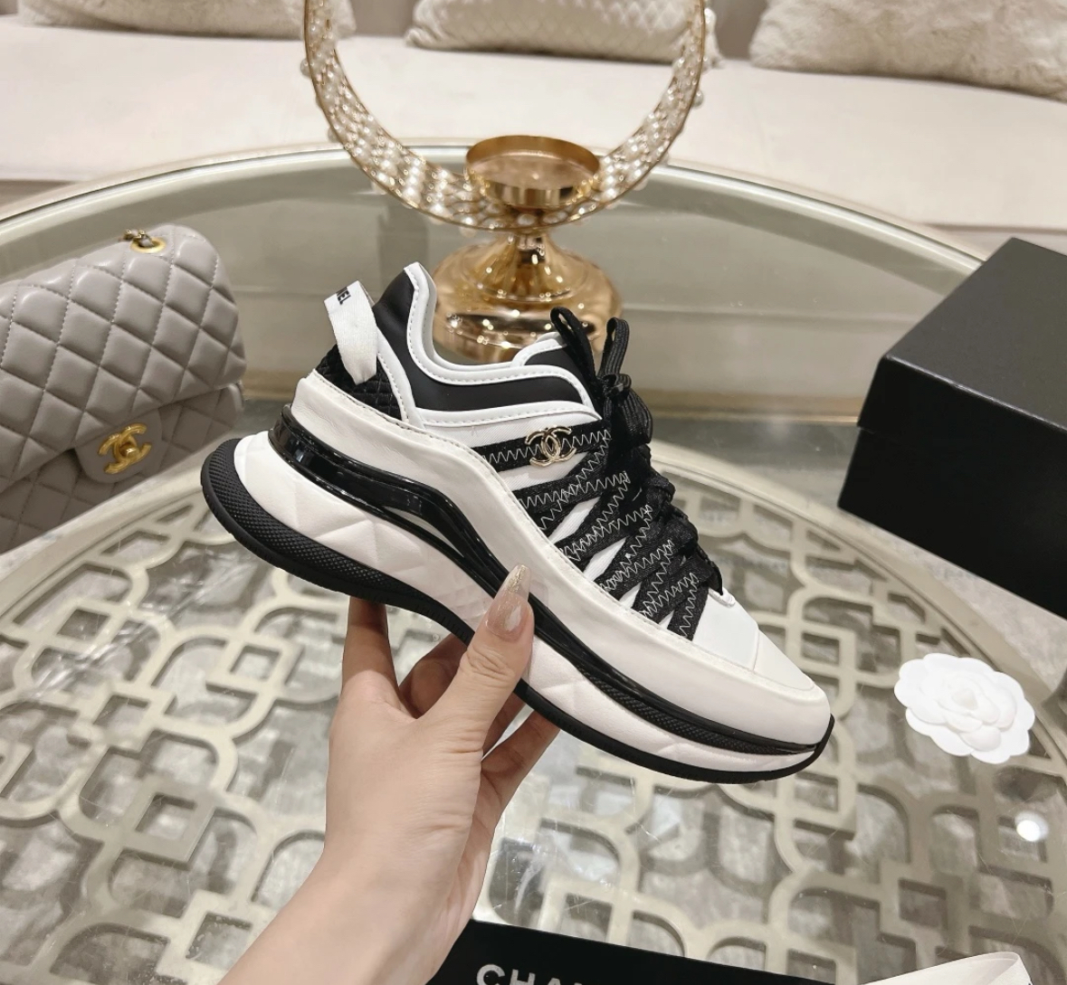 《CHANEL》スポーティ スニーカー CCロゴ ブラック ホワイト