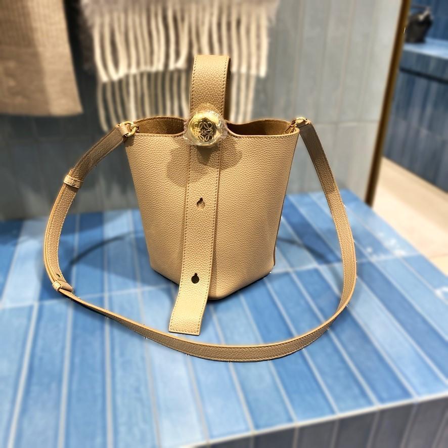 《LOEWE》 ミニペブルバケットバッグ