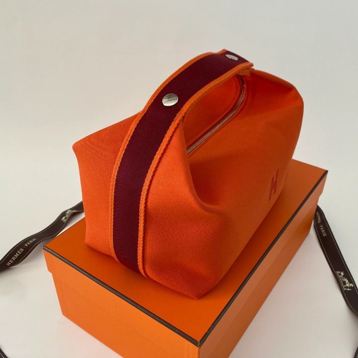 《コーデのアクセントカラーに》HERMES バッグ