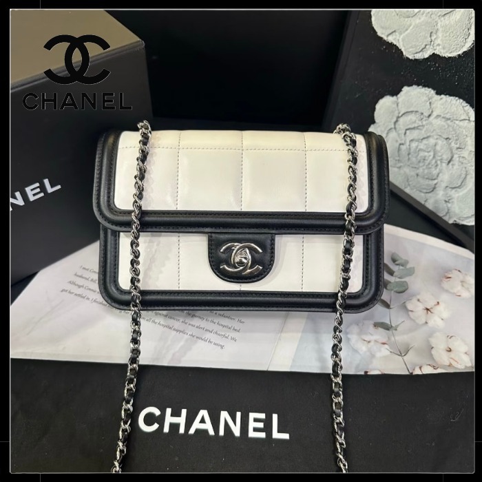 【モノトーンでカッコいい☆】(CHANEL)25Cミニフラップバッグ