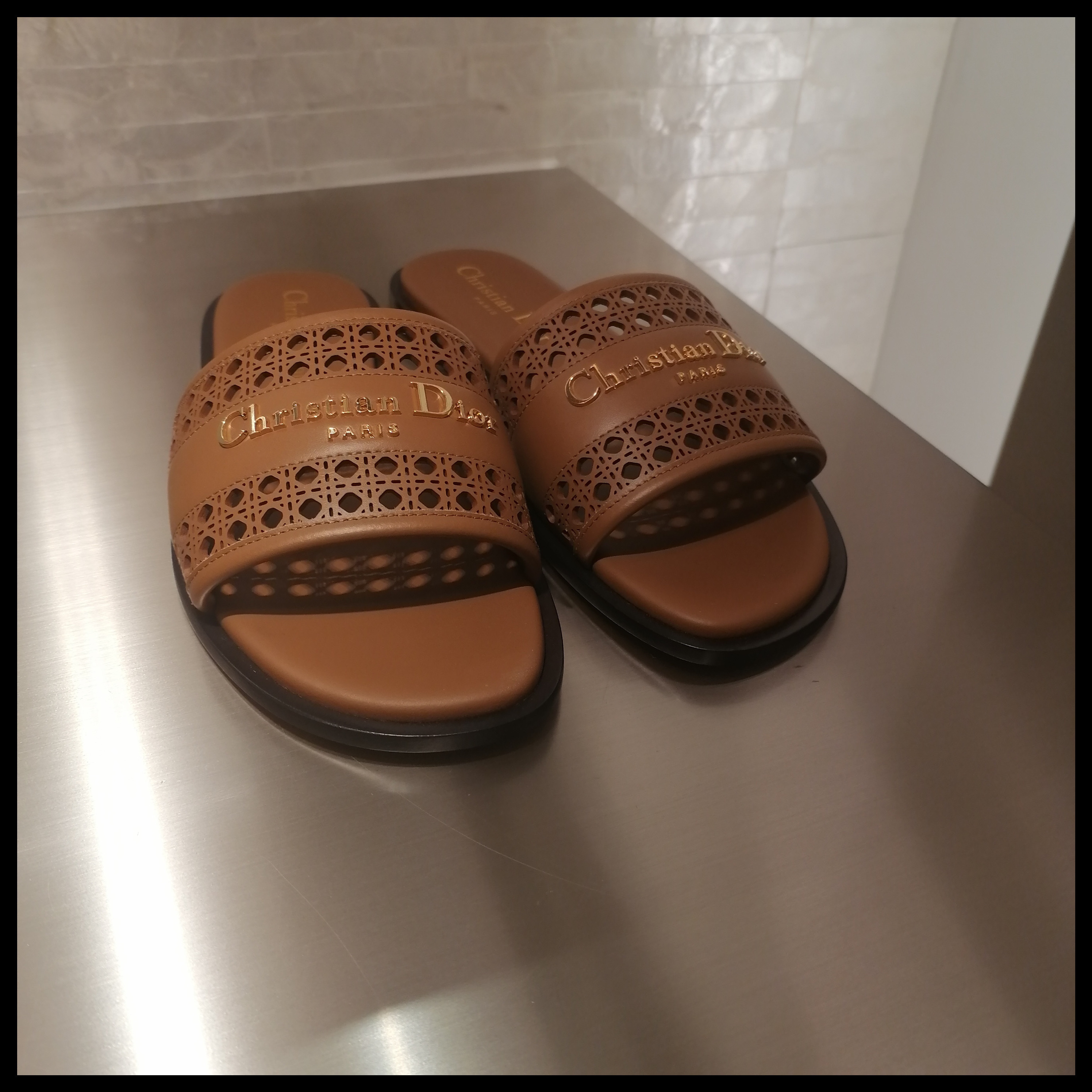 ◆Dior◆D-Lane SlideCamel Calfskinwith Openwork Microcannage