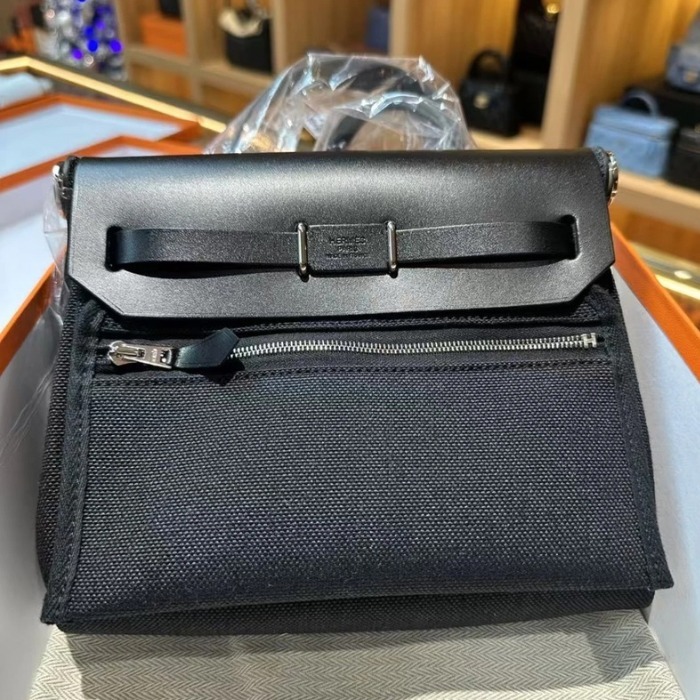 《コンパクトで便利》HERMES エールバッグジップ20 バッグ