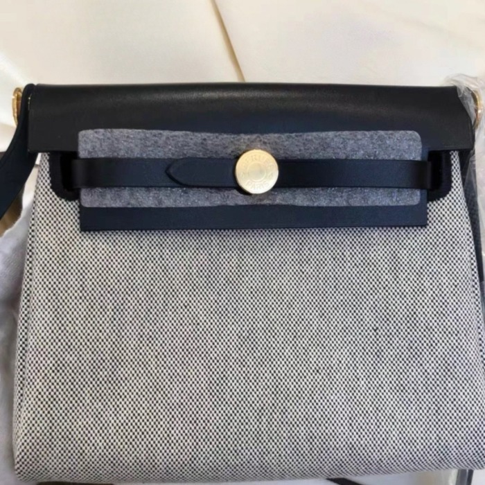 《コンパクトで便利》HERMES エールバッグジップ20 バッグ