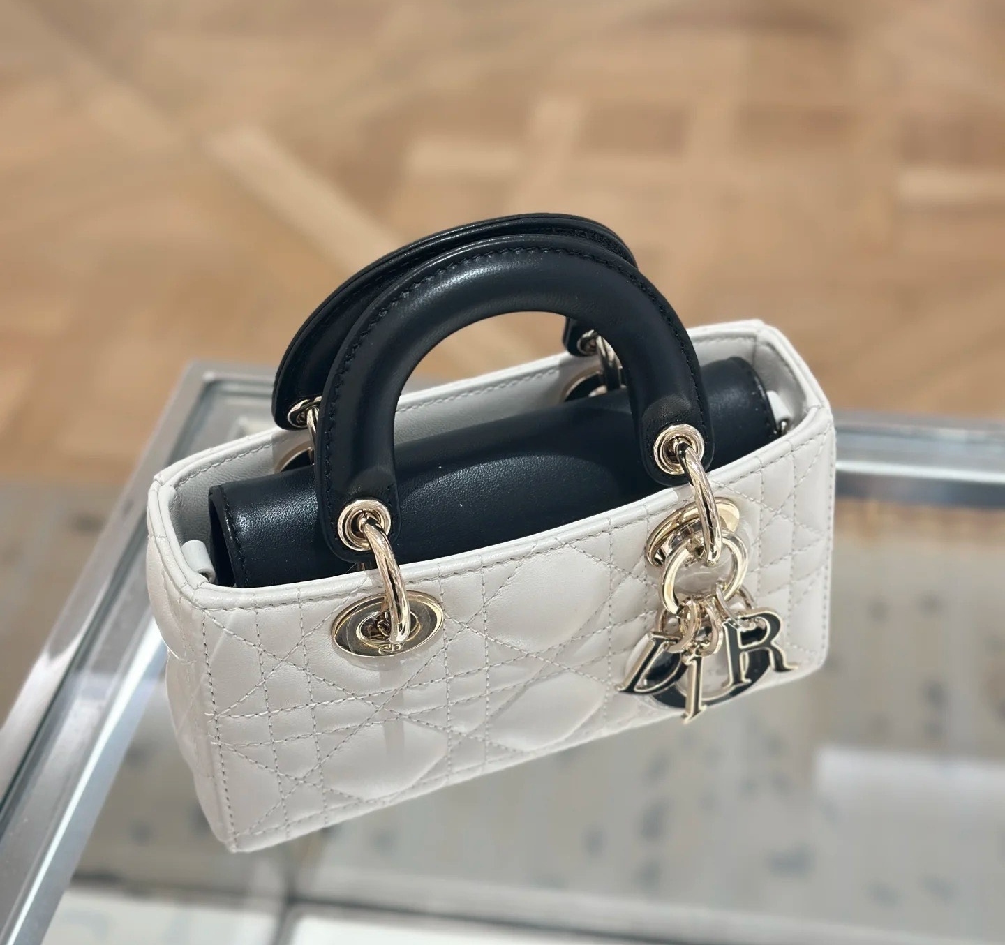 《小さなDior、完璧な存在感》Dior Lady D-Joy マイクロバッグ
