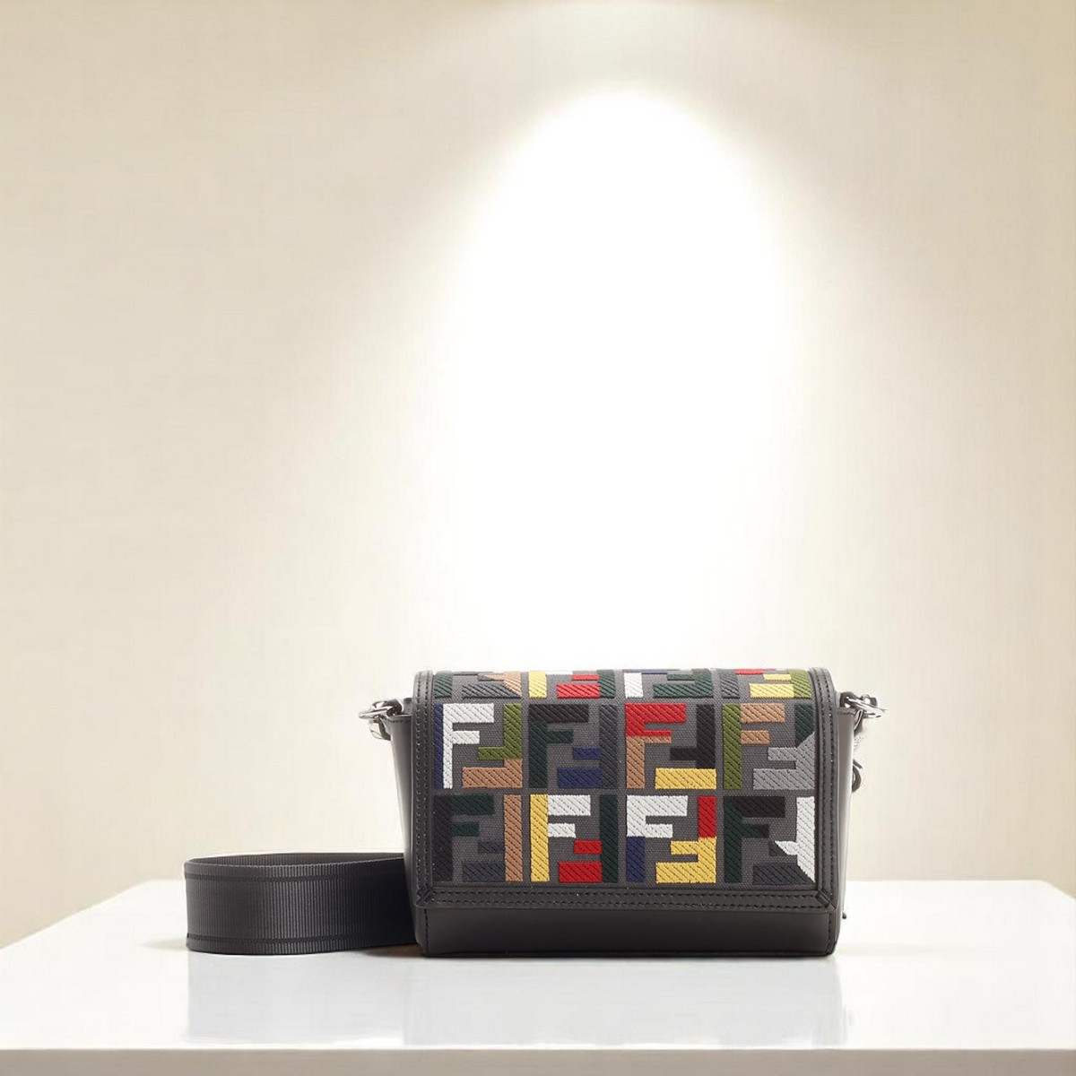 FENDI 「コンパクト」 メッセンジャーバッグ