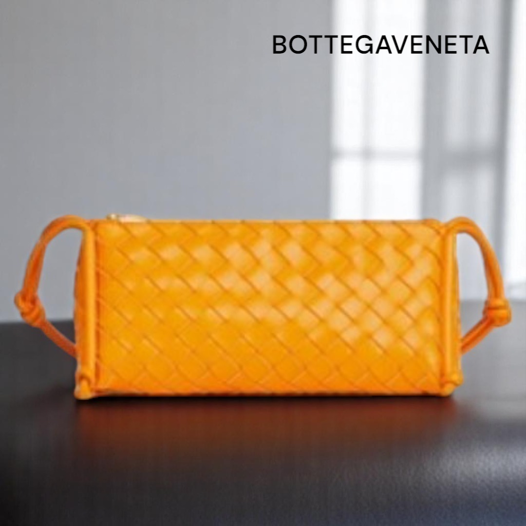 ●BOTTEGAVENETA ●ボッテガヴェネタ Pouch On Strap