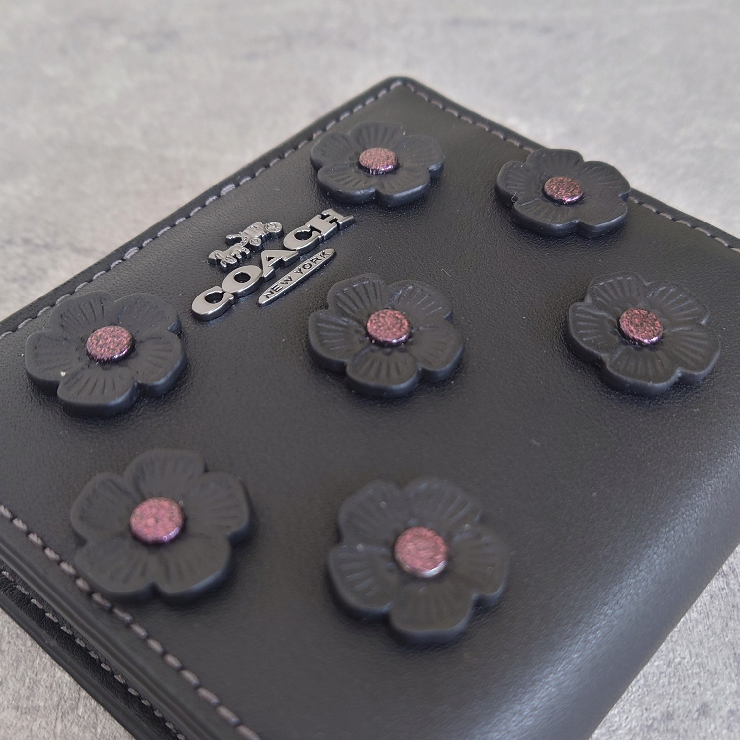 国内即発 COACH フローラル アップリケ 二つ折り財布 CAP16 org.jpg