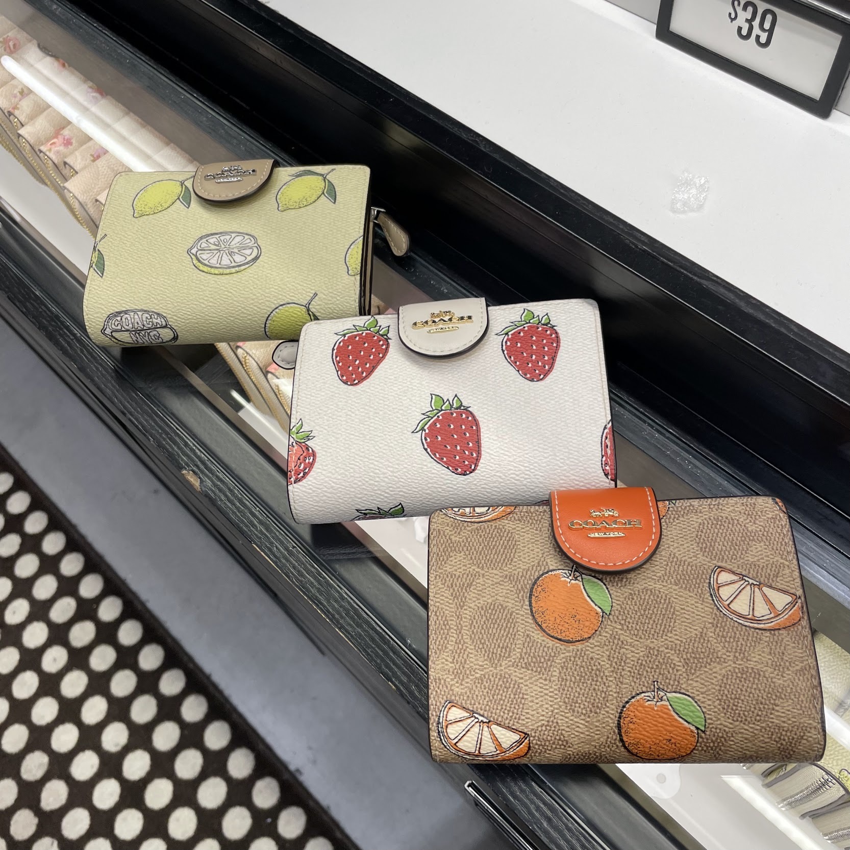 新作 フルーツ柄 COACH◆ID ミディアム コーナー ジップ