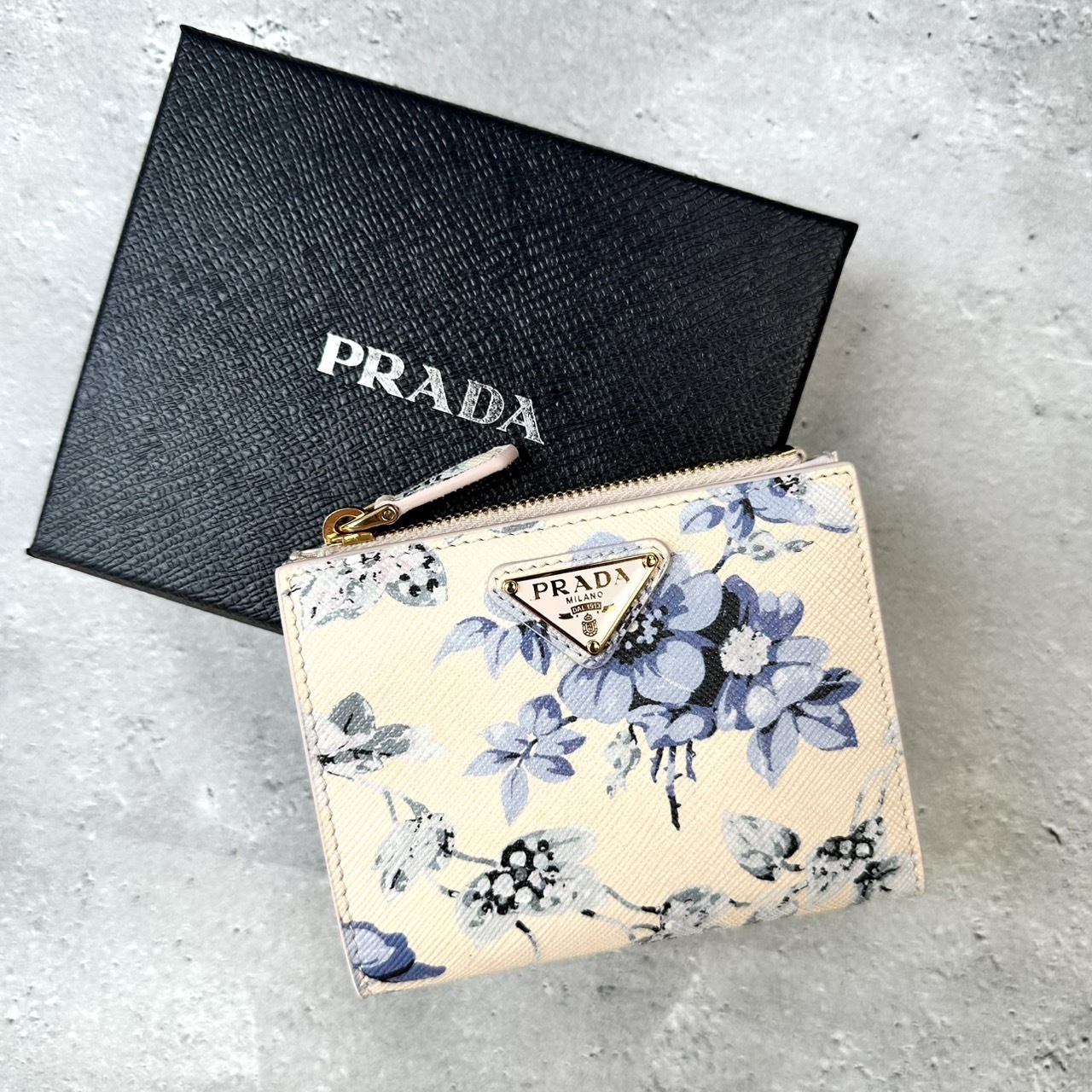 PRADA ロゴ サフィアーノレザー ファスナー付 二つ折り財布