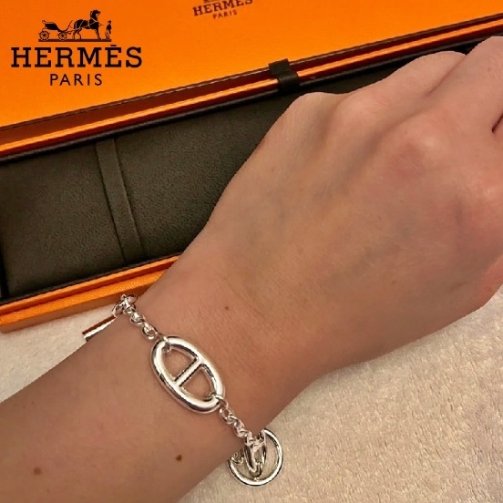 《静かな輝き》HERMES シルバーブレスレット 日々を彩る上質な美