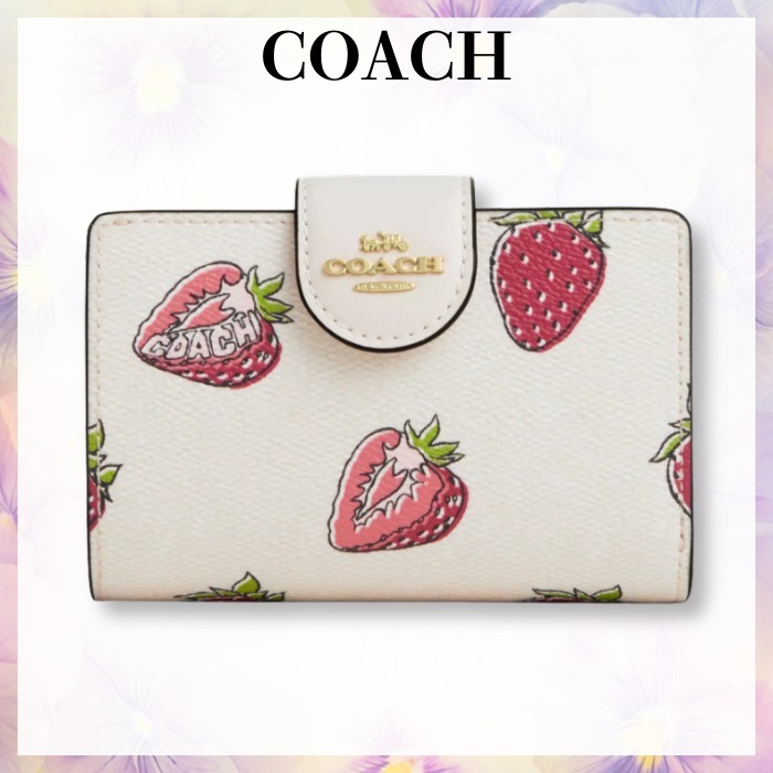 新作☆いちご柄♪【COACH】二つ折りミディアムウォレット