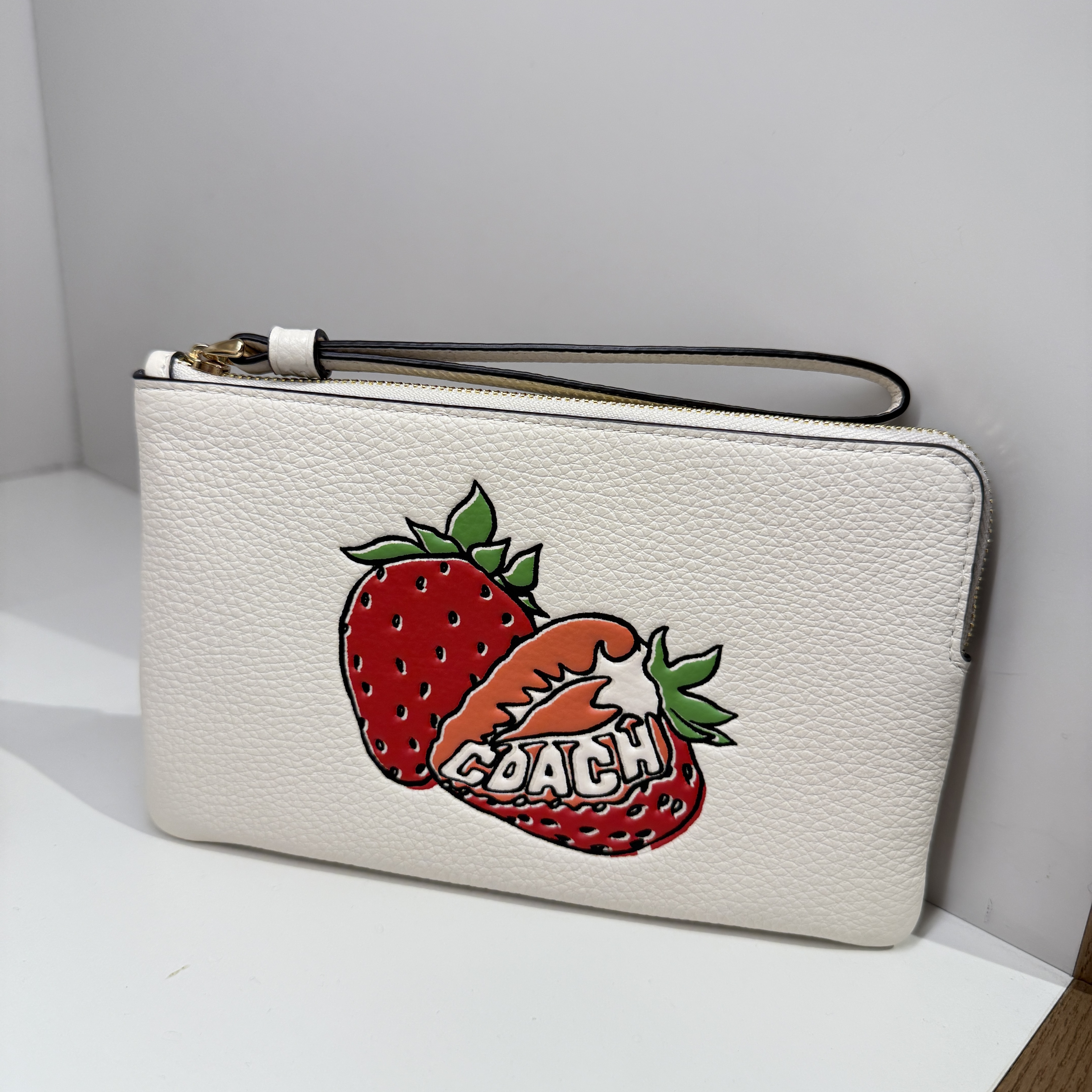 日本未入荷 Coach Large Corner Zip Wristlet CBB79 フルーツ柄
