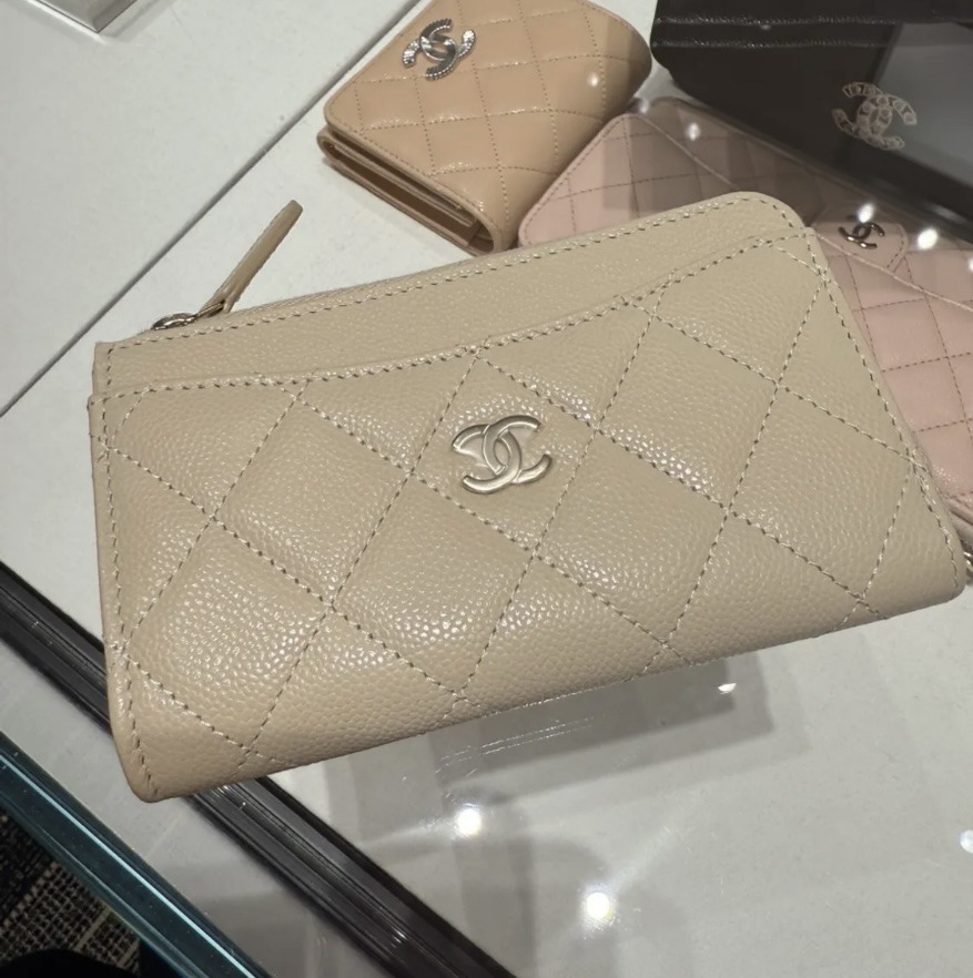 万能ベージュ これ1つでお出かけ可能 CHANEL フラグメントケース