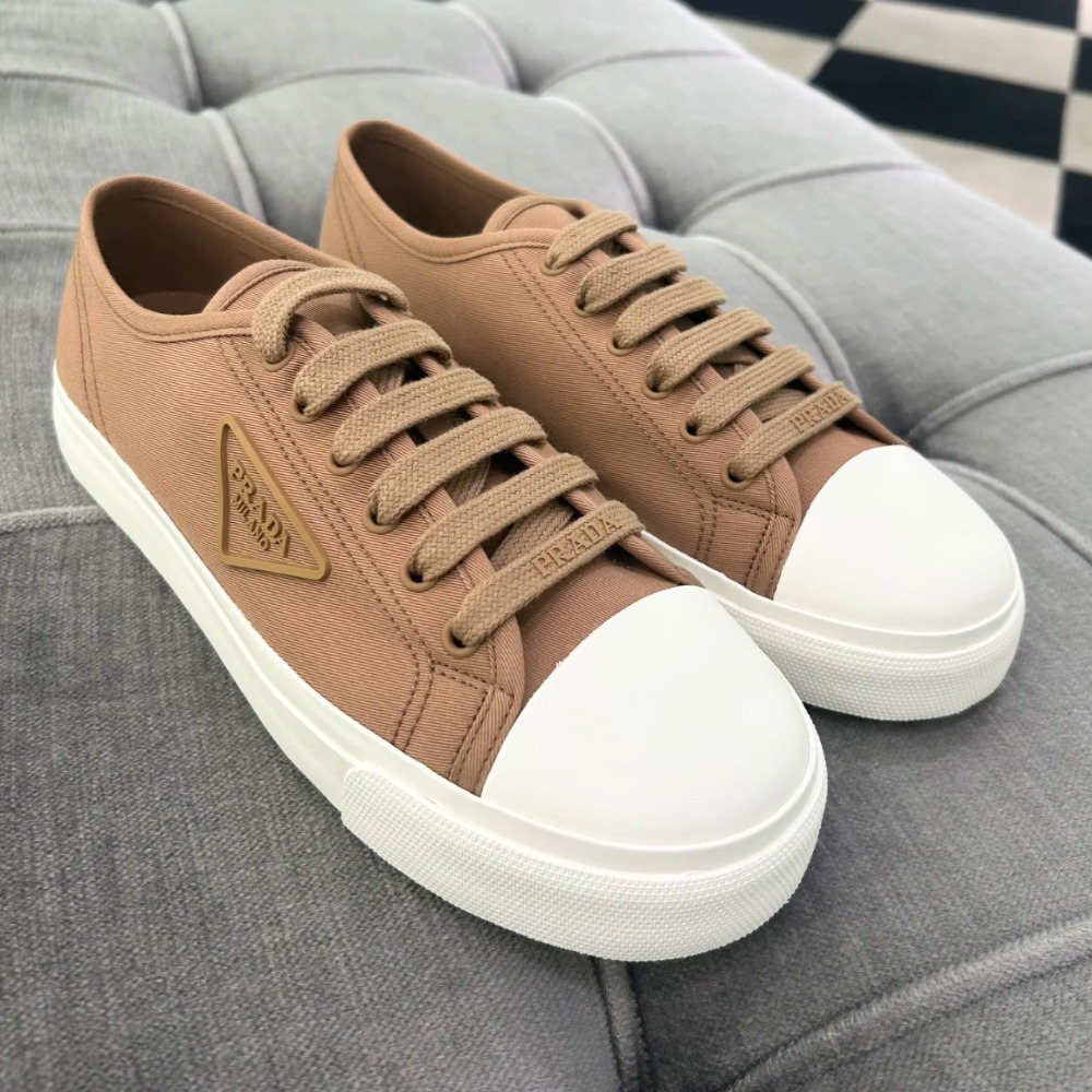 《大人カジュアル》【PRADA】ロゴ コットンキャンバススニーカー