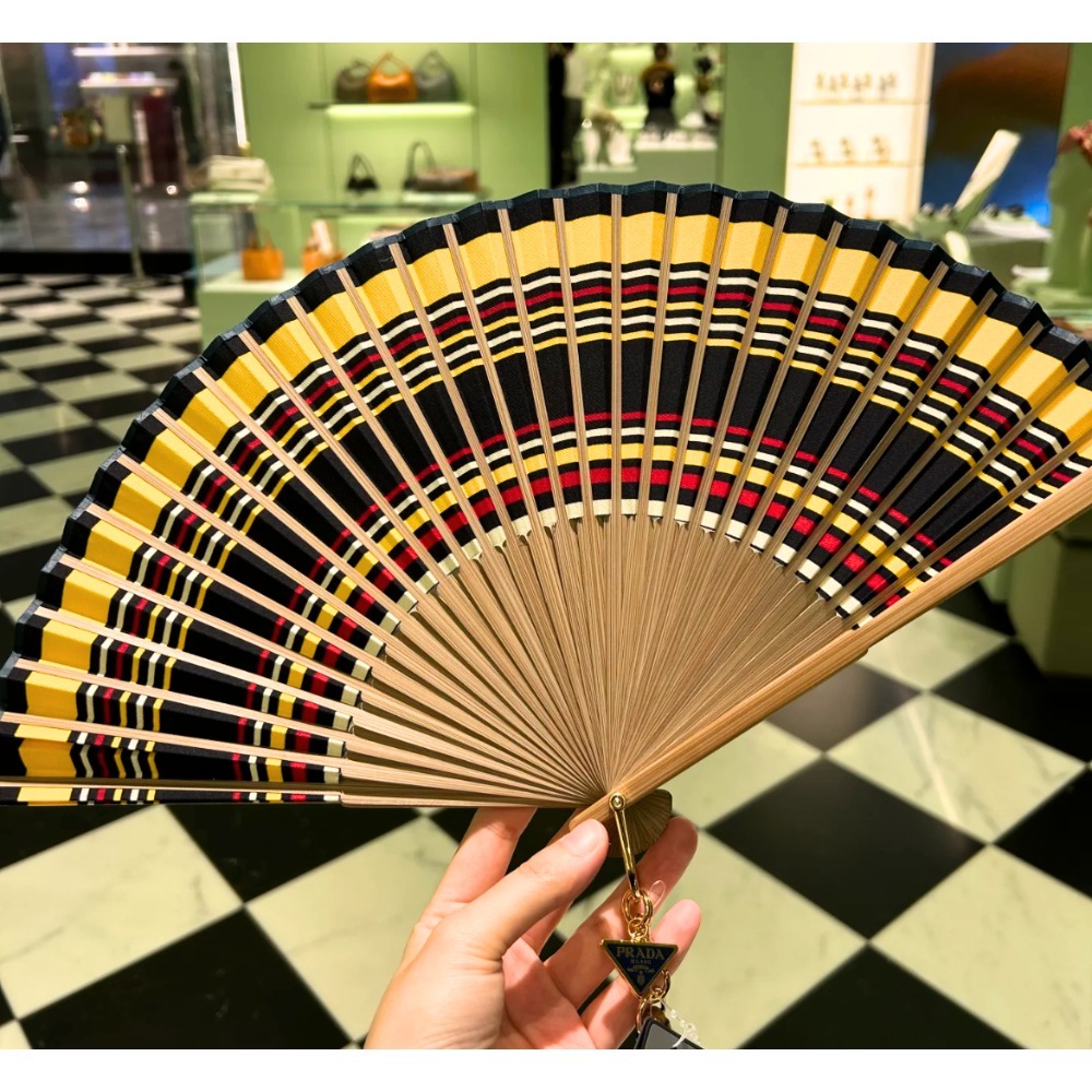 《ギフトに最適》【PRADA】扇子 ロゴチャーム マルチカラー ユニ