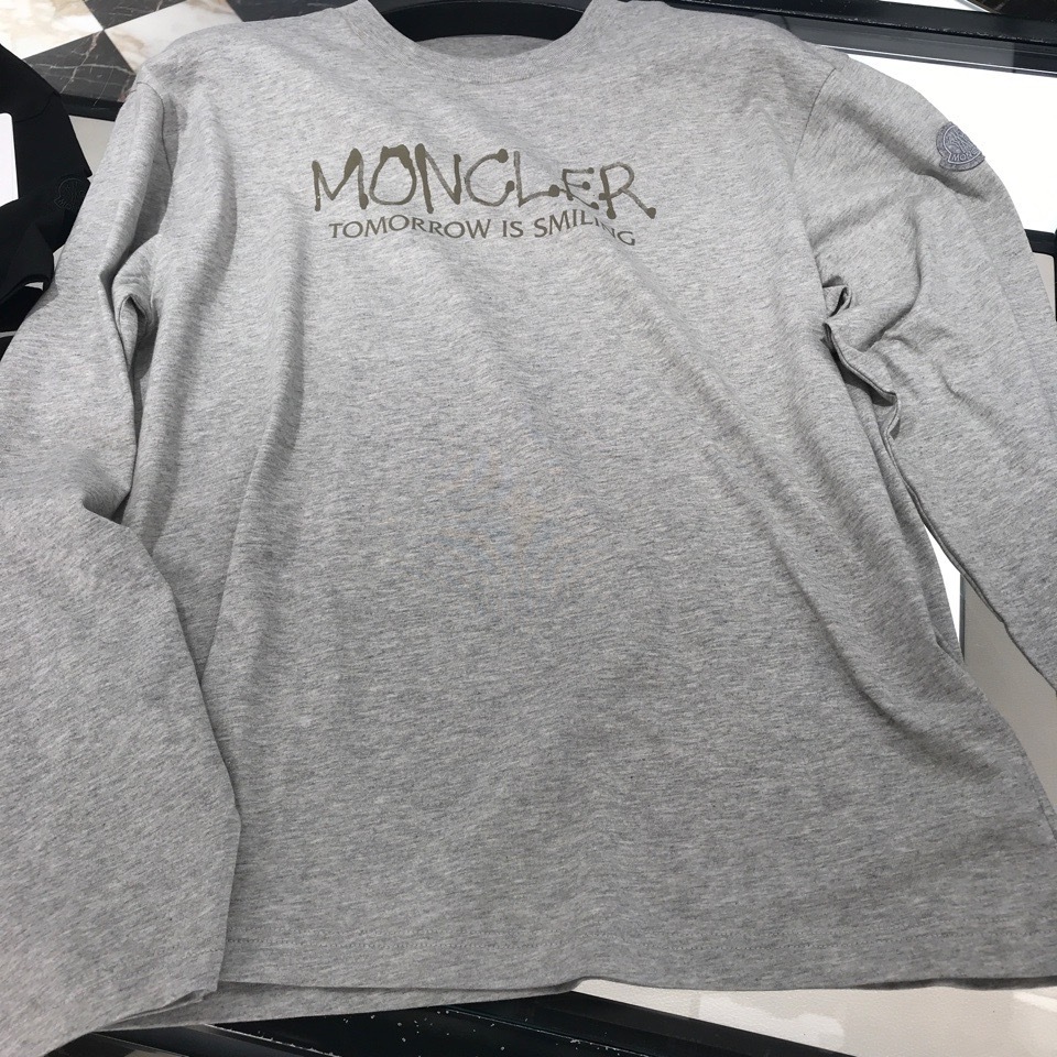 パリ直営店買付！【MONCLER】グラフィティロゴ長袖Tシャツ