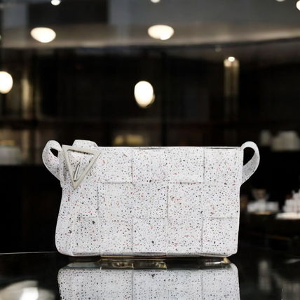 ボディーバッグ ホワイト（白）系 BOTTEGA VENETA(ボッテガ
