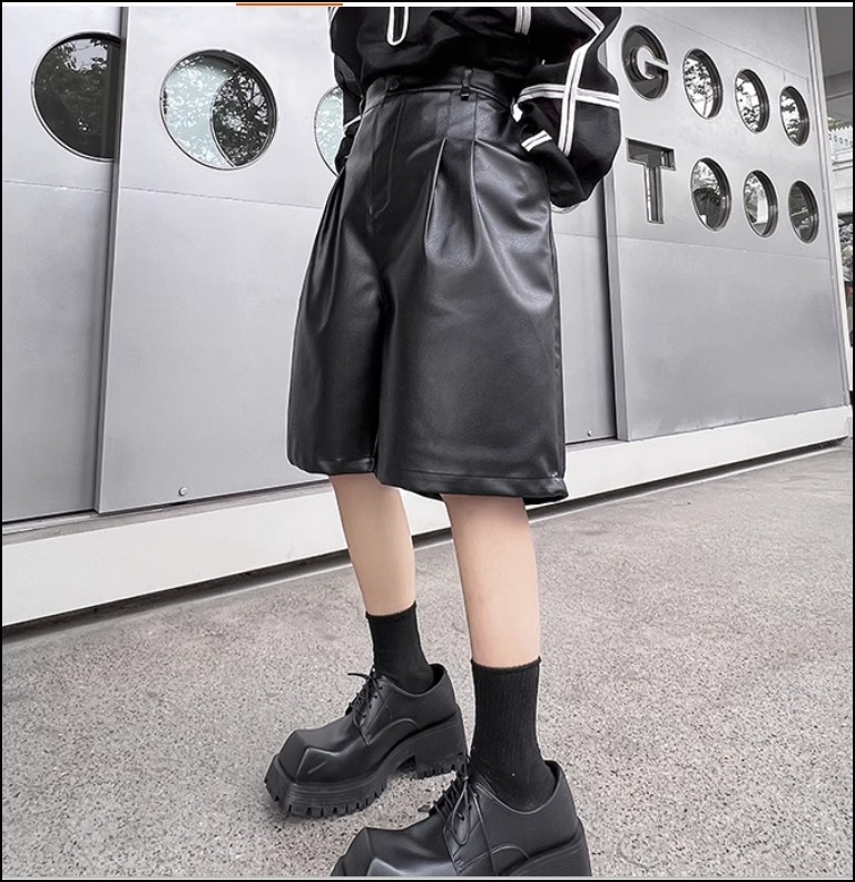 フェイクレザー ハーフパンツ ワイドシルエット 黒 シンプル