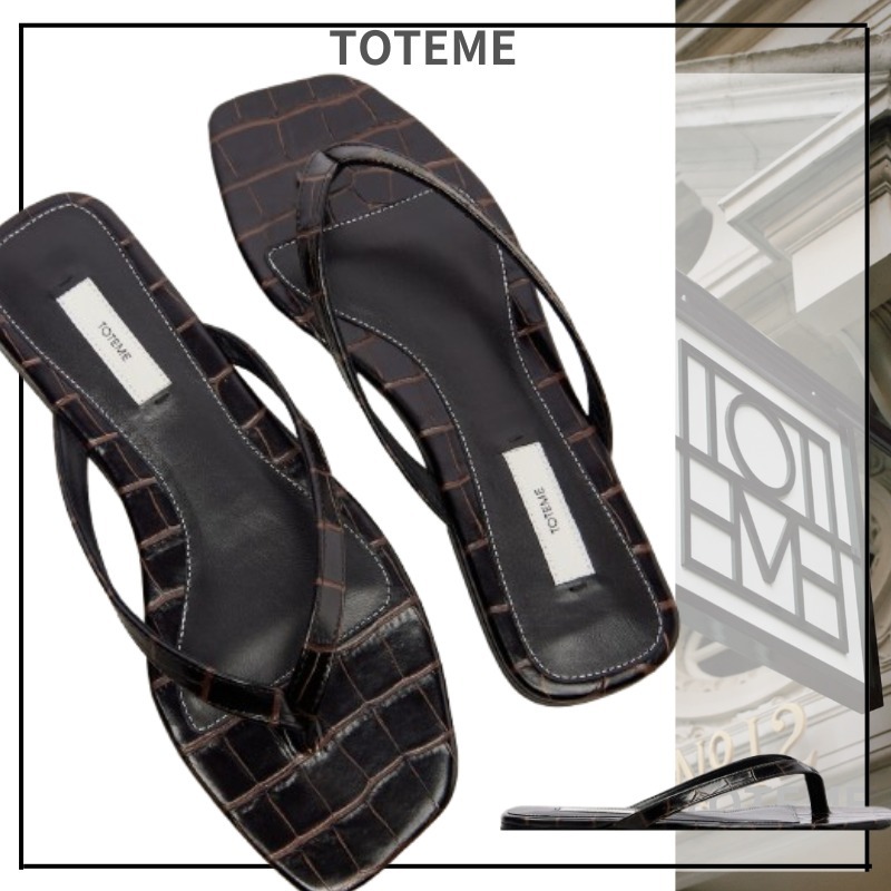 【大人エレガンス】Toteme クロコダイル風レザーのサンダル