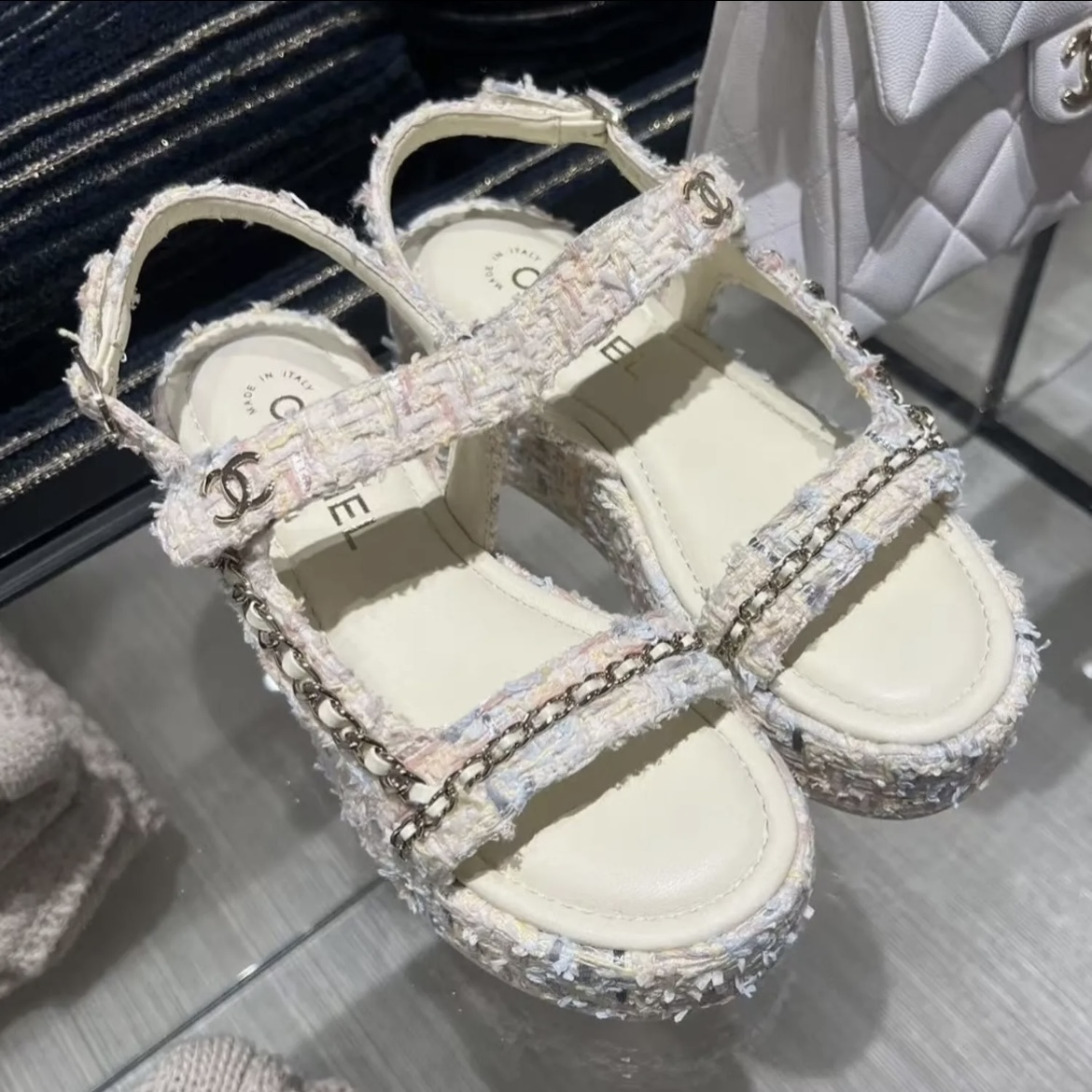 ファンシーカラーのツイードが可愛い 足長効果 CHANEL サンダル