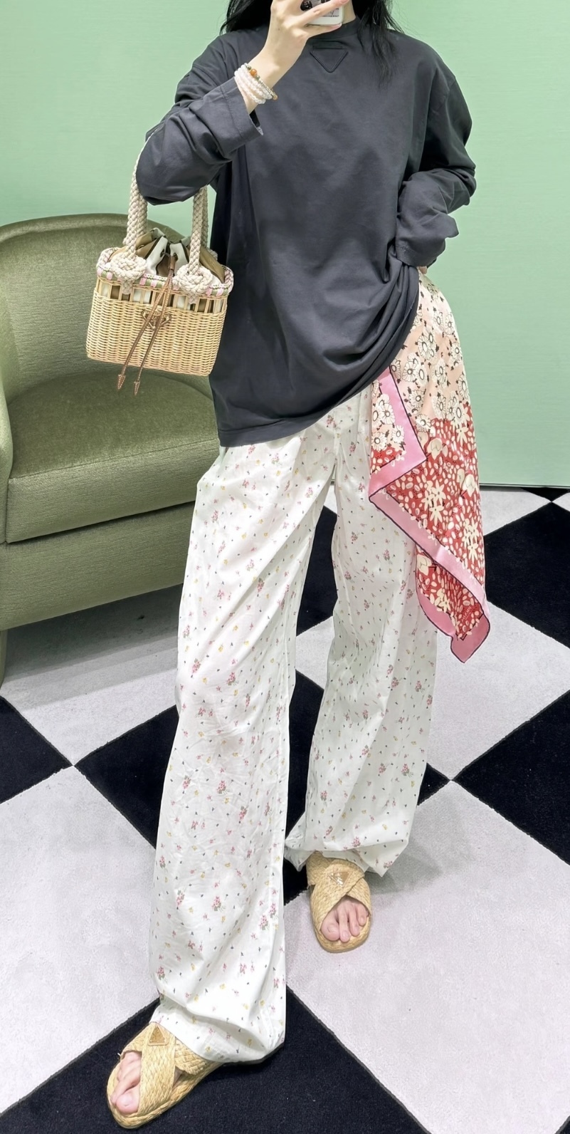 ピンク地に花柄がロマンチック《PRADA》花柄バティストパンツ