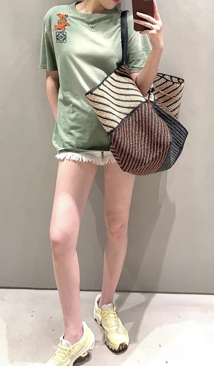 ダンシングベアのテリーパッチが可愛い《LOEWE》コットンTシャツ