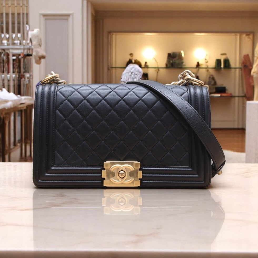 レア【CHANEL】カーフスキン ルボーイ ミディアム バック