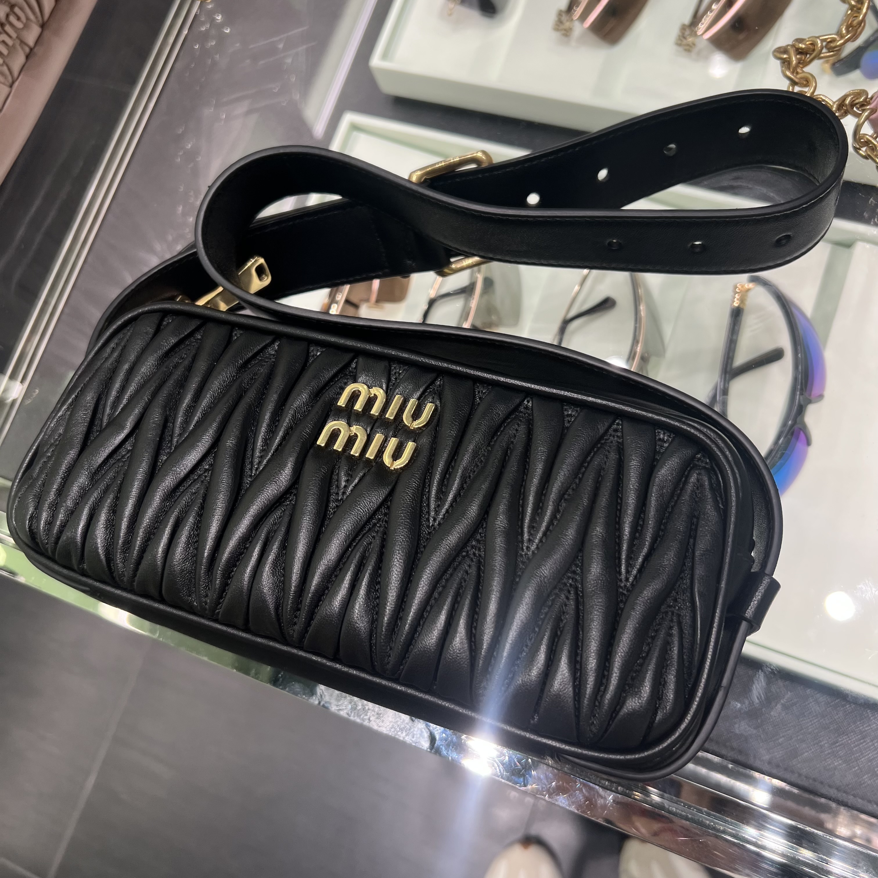 【MiuMiu直営】現地セール！マトラッセ ショルダーバッグ BLACK