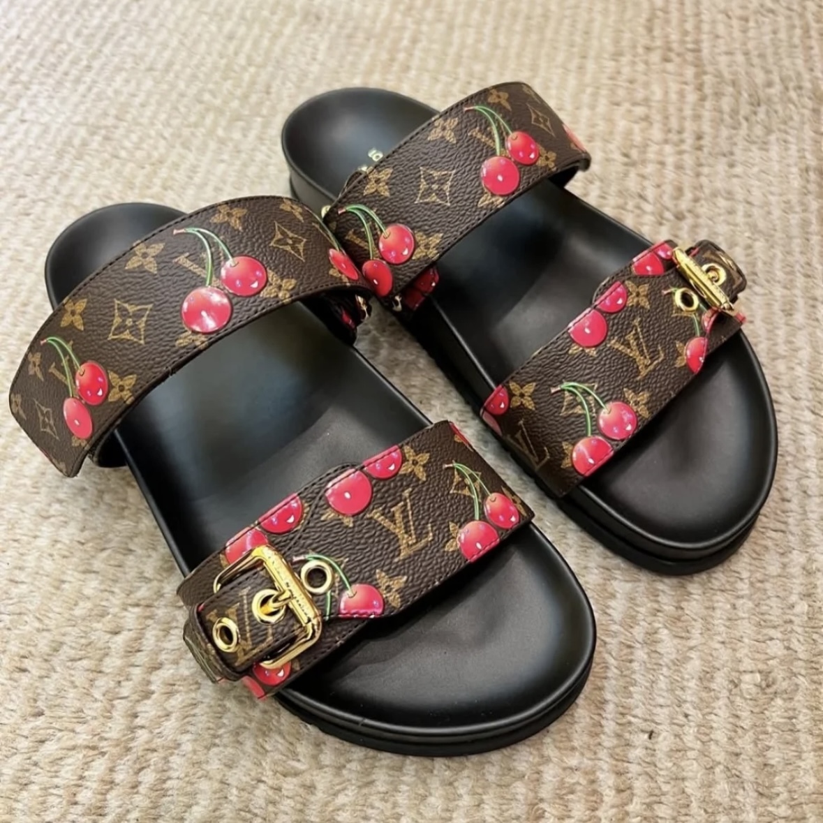 【可愛い限定コラボ♡】ルイヴィトン《LV x TM サンダル》