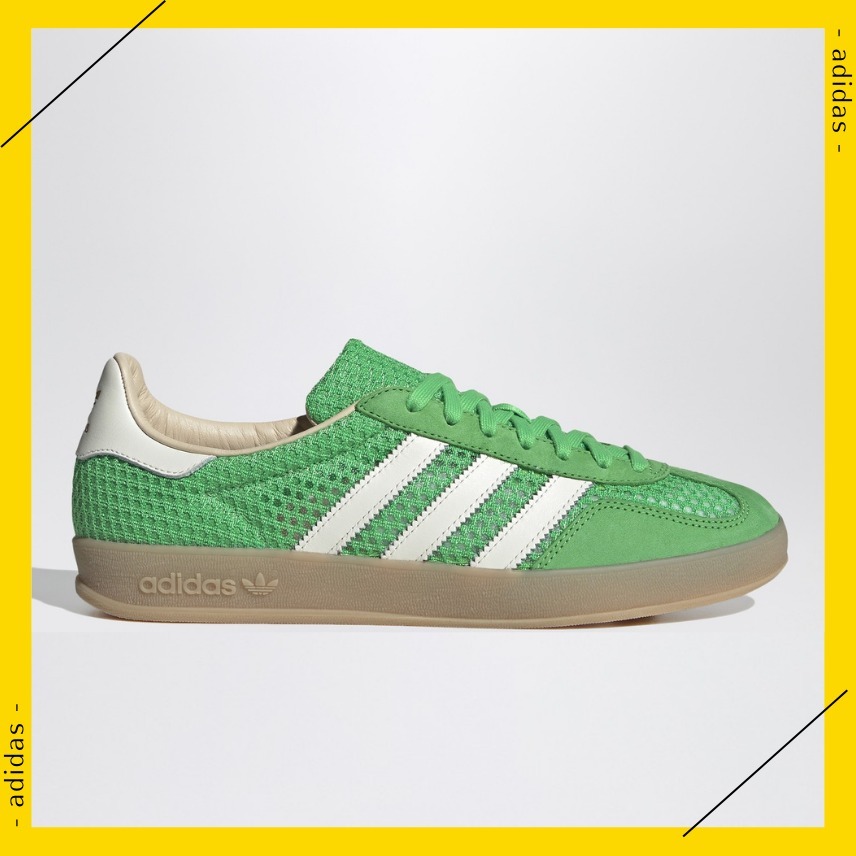 黄Tシャツバッグスウェットパンツにアディダスadidasスニーカー