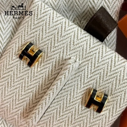 《クールにおしゃれ》HERMES ブラックのミニポップHイヤリング