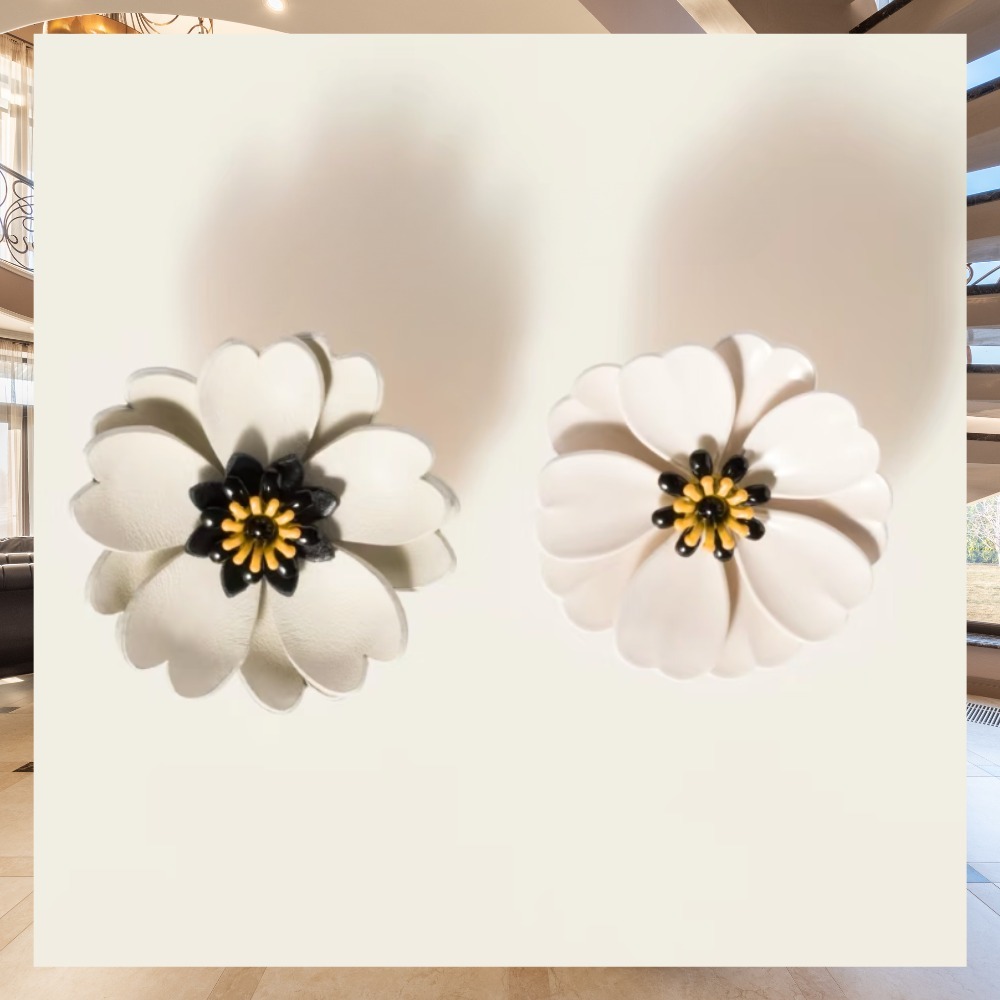 《上品で可愛い》【MiuMiu】金属と革のフラワー ゴールド ピアス