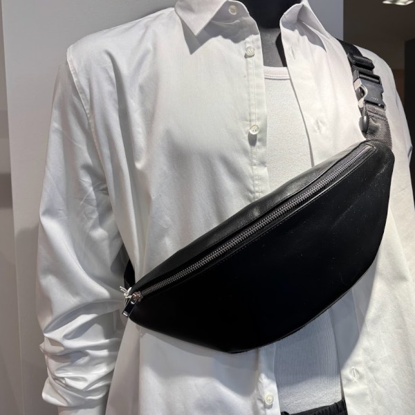 “COS” スラウチーレザークロスボディBAG