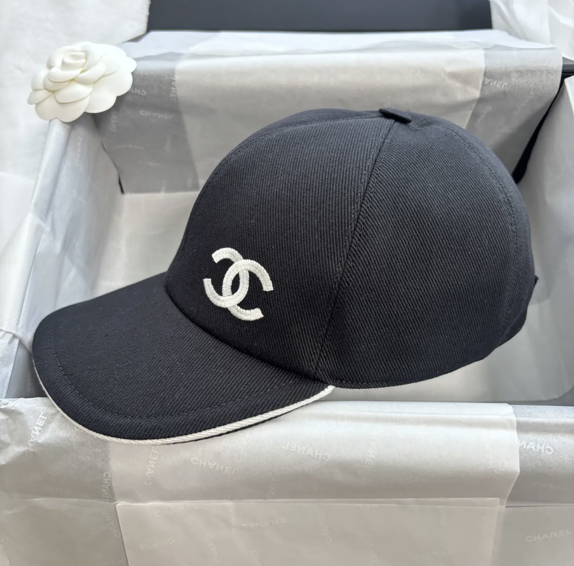お洒落に日除けシンプルで被りやすい メンズも◎CHANEL キャップ