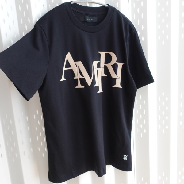 “AMIRI” STAGGERED ロゴTシャツ Black/Beige