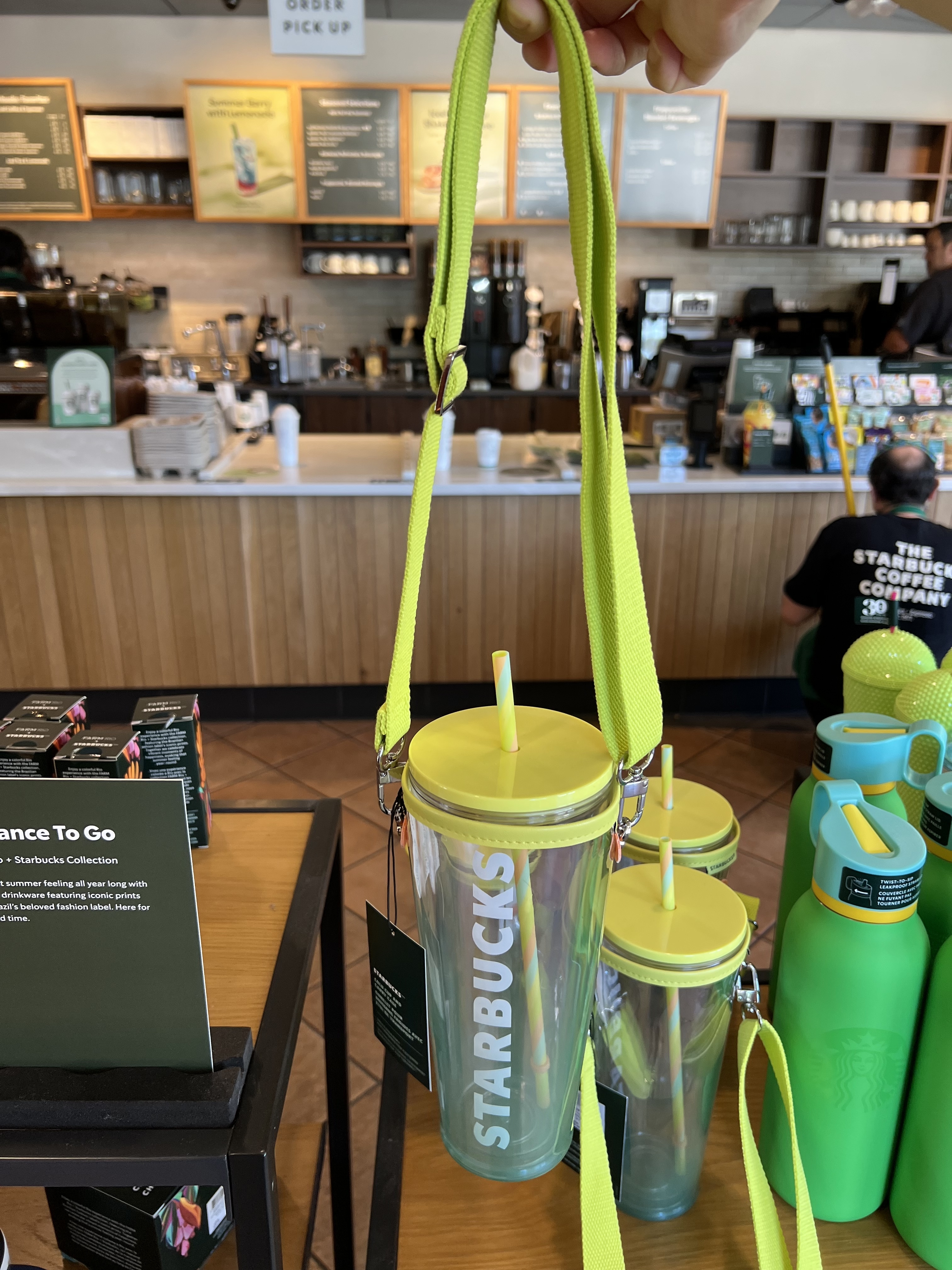 北米スタバ☆プラ製透明タンブラー 710ml 黄ショルダー付き